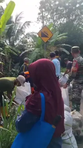 Pelaksanaan gerakan Kebersihan di jln protokol di Wilayah Kecamatan mande. @dr.mohammadwahyu  @abiramzi76  @Pemkab Cianjur  @diskominfocianjur  @dinkeskabcianjur  @satpolpp.damkar.cianjur  @dlh.cianjur  @Kecamatan Mande 
