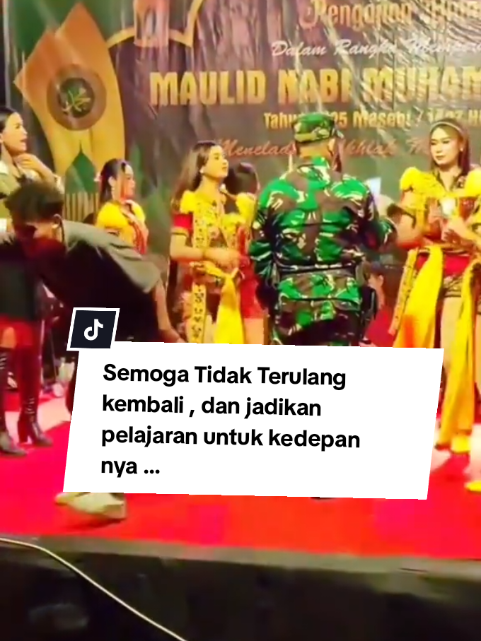 Klarifikasi panitia Maulid Nabi Muhammad SAW Desa Mutisari Kecamatan Watumalang terkait video ndolakak yang sempat viral dan menghebohkan jagat maya. NDOLALAK WONOSOBO VIRAL Sejumlah wanita menari tari tradisional dolalak dengan pakaian lengan dan celana pendek di Desa Mutisari, Kecamatan Watumalang, Wonosobo, Jawa Tengah. Video penampilan ini menjadi sorotan publik karena latar panggung menampilkan spanduk acara Maulid Nabi Muhammad SAW, sehingga beberapa pihak menilai penampilan tersebut tak pantas. Panitia memberikan klarifikasi bahwa kedua acara ini berlangsung secara terpisah. 