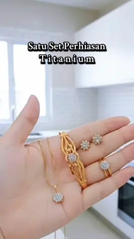 Perhiasan Satu Set Titanium #perhiasanemas #kalungemas #gelangemas #perhiasantitanium #perhiasanwanita 