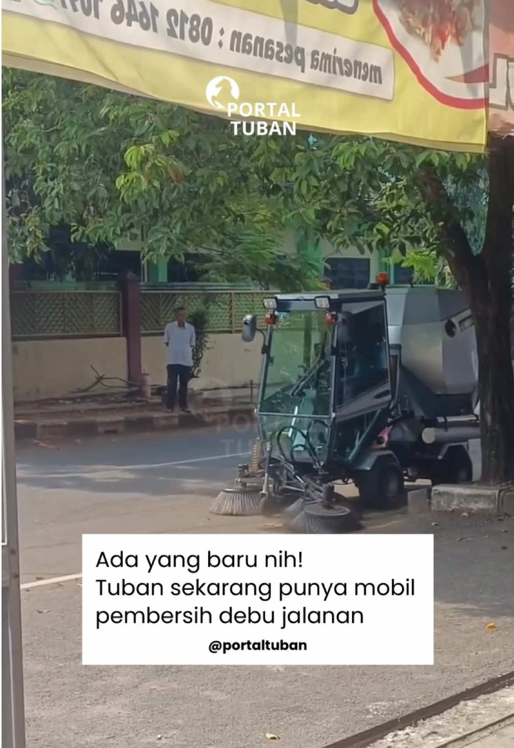 Pemkab Tuban lewat DLHP menghadirkan armada baru, yaitu mobil pembersih debu jalanan. Dalam video ini, mobil canggih tersebut tampak beraksi di Jalan Mastrip, Tuban. Mungkin biar jalan makin bersih, rapi, dan modern. Tuban nggak kalah sama kota besar ya! Gimana menurut kalian, apakah ini jadi solusi atau nambah anggaran? #portaltuban #infotuban #beritatuban #tubanupdate #tuban  