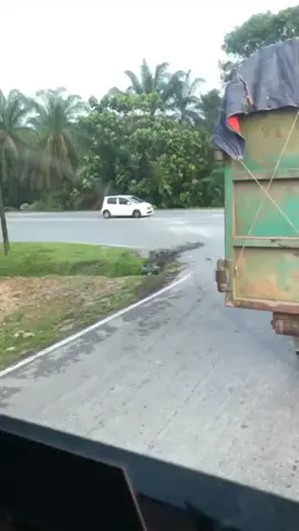 Johor~26 September 2025 jumaat ,07:15 am Jln kulai kota tggi hadapan persimpangan tebrau) sebuah Lori tipper hilang dari kawalan jatuh ke bawah tebing kebun  durian berhampiran laluan tersebut. pemandu lori dalam keadaan selamat. harap maklum.. PANDU CERMAT JIWA SELAMAT 