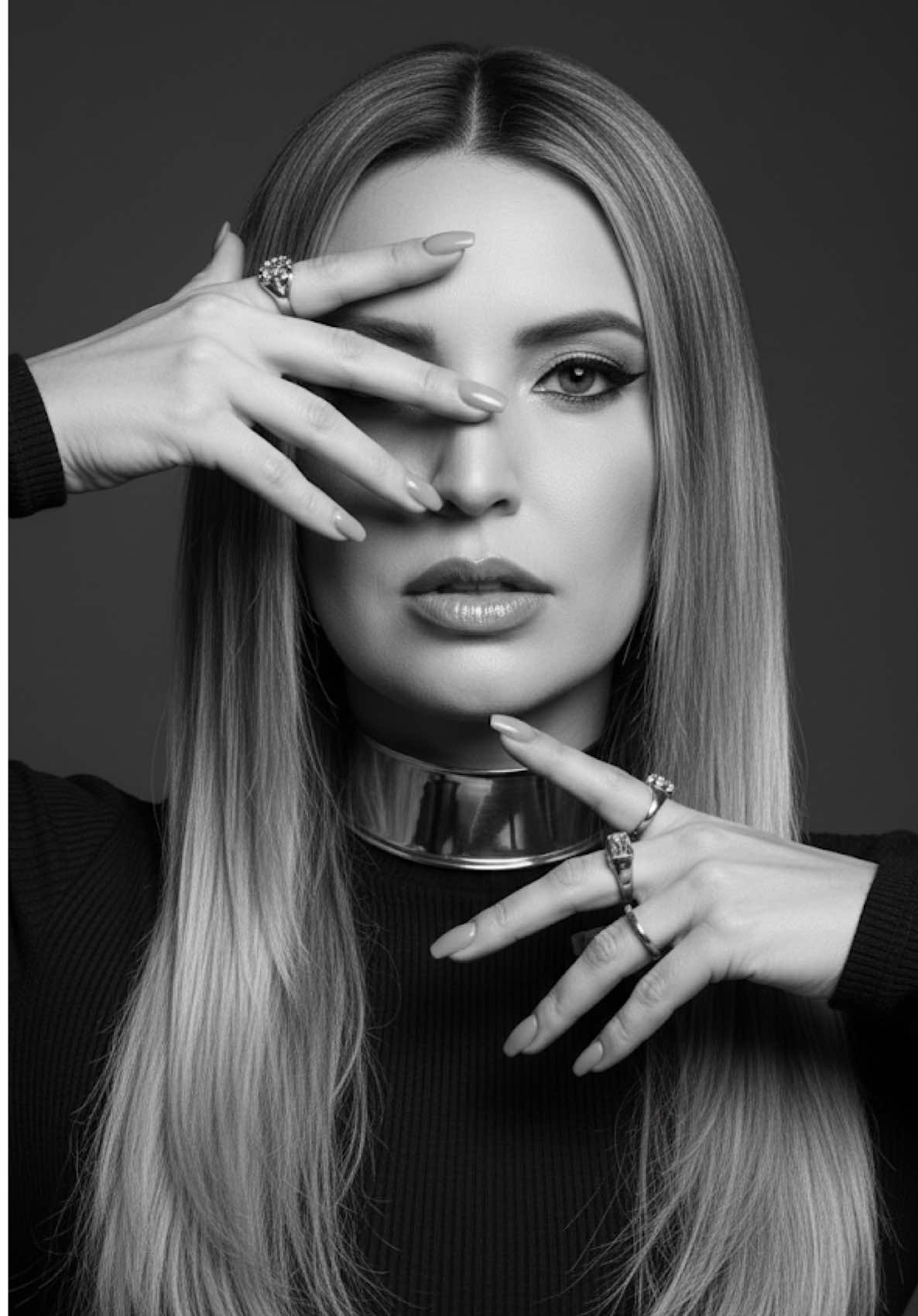 Trend Gemini 🔥  Fiz mais essa, pq achei bem legal, o prompt está logo abaixo. 😊 Prometo que é o último ensaio. 😉 Alguém tira esse app de mim, please!!! 😅  ⚠️Segue o prompt: Crie um retrato dramático em preto e branco de alta costura de uma mulher marcante, com cabelos levemente lisos e elegantes, exalando elegância e sofisticação. A maquiagem é impecável, com delineador marcante, bochechas contornadas e lábios carnudos e brilhantes, criando um visual editorial marcante. A composição é altamente artística: ela posa com as mãos emoldurando graciosamente o rosto, uma mão cobrindo parcialmente um olho em um gesto misterioso e vanguardista, enquanto a outra mão se estende para cima com unhas longas e bem cuidadas em um tom nude esmaltado. Ela usa um traje escuro minimalista, complementado por anéis modernos e um colar metálico elegante, adicionando um toque sutil, porém luxuoso.... Use exatamente os traços e a fisionomia da foto enviada como referência. #gemini #fotos #geminiai #trendgemini #fyp 