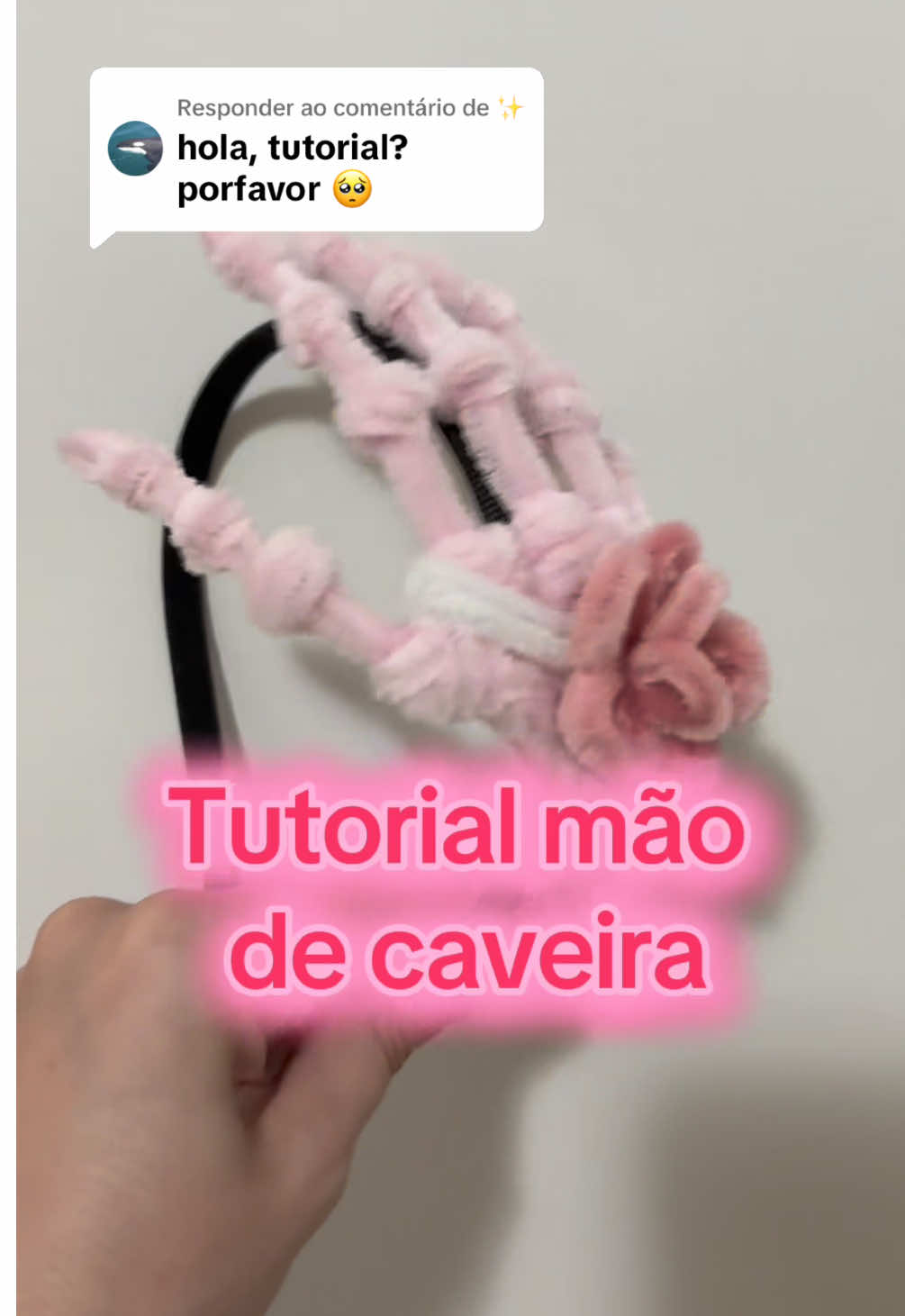 Respondendo a @✨️ tutorial mão de caveira com limpador de cachimbo | haste de chenille. Uma tiara linda de caveira rosa para o Halloween! #limpiapipas #creatorsearchinsight #halloweenlook #fuzzywire #pipecleanerart #limpadordecachimbo #skull #headband #diademas #diademuertos #caveira #tiara 