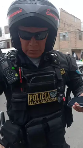 opiniones gente ? hasta cuándo.. 😡 hay policías buenos y como también malos , esta ves este señor policía ninacondo sub de tercera de los halcones , estuvo parando moto , tras moto en el pasaje de una calle cerca al mercado rojo de gambeta como si fuese tránsito, al estar todo en regla le pregunté el motivo de su intervención me dijo q es por control de identidad aló q siempre prepotente me preguntaba otras cosas como si es q tengo licencia? si tengo soat y mi tarjeta de propiedad le dije q la tengo virtual y insistía en q le enseñe es legal eso? también me quiso quitar el celular de la mano para revisar el IMEI