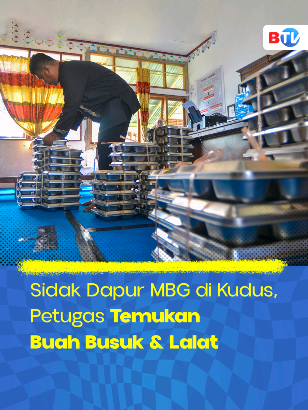 Kamis, 25/09/25, Pemerintah Kabupaten Kudus menggelar inspeksi mendadak (sidak) di dapur MBG, dan hasilnya mengejutkan! Petugas menemukan berbagai kondisi tidak higienis, mulai dari buah-buahan yang sudah busuk, banyaknya lalat di area dapur, hingga petugas yang tidak menggunakan sarung tangan maupun masker saat bertugas. Kondisi ini tentu sangat mengkhawatirkan dan berpotensi membahayakan kesehatan. Ikuti perkembangan berita terbaru lewat pantauan langsung hanya di BTV. Jangan lupa scan ulang TV Digital / Set Top Box kamu: •⁠ ⁠44 UHF untuk Bandung •⁠ ⁠40 UHF untuk Medan #BTV #BeritaSatu #MBG #Kudus #SidakDapur 