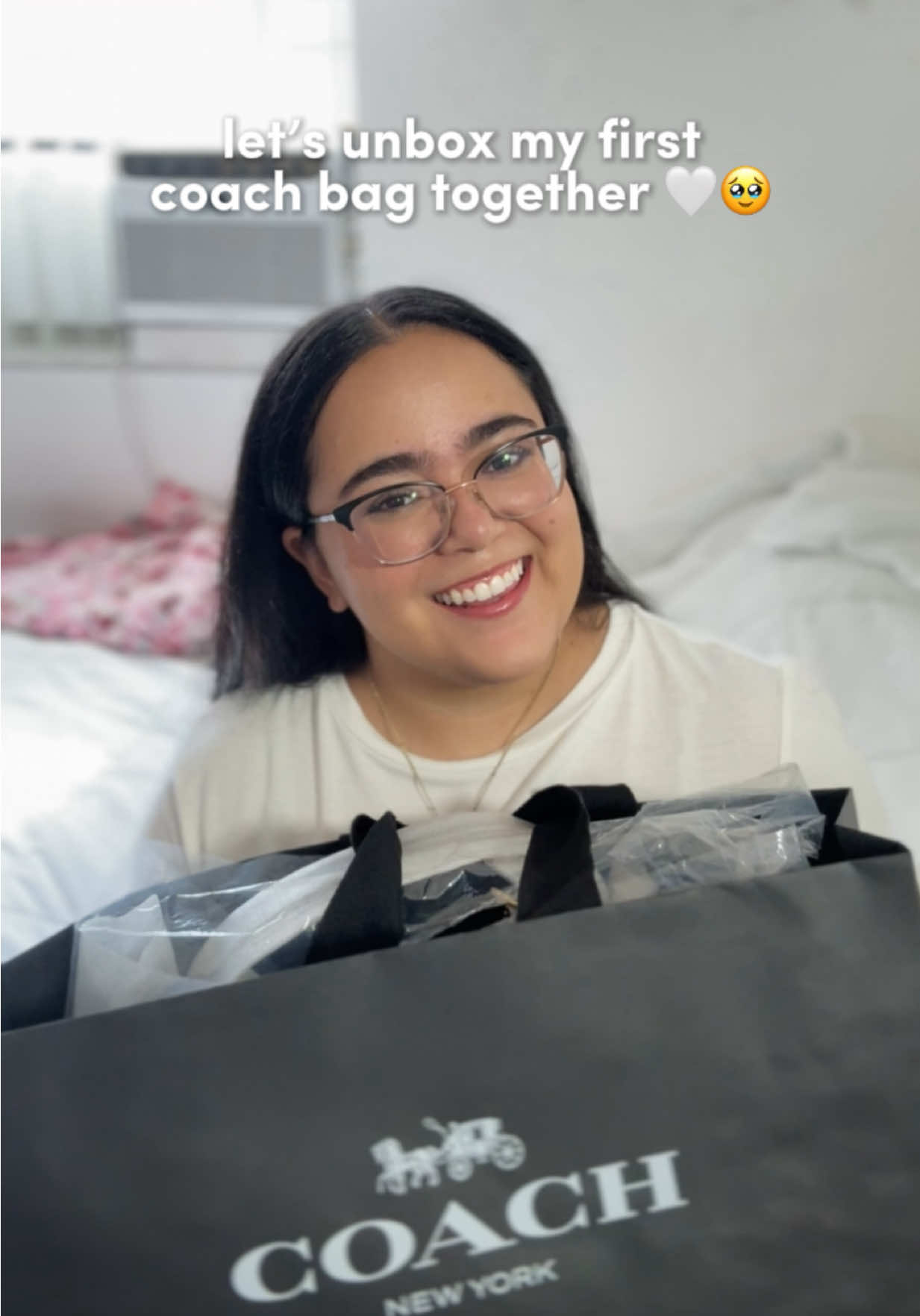 guess who got their first @Coach bag?! ahh what a dream! I’ve been eyeing this bag for months so ofc I decided it was time to treat myself! 🤍 #coachbag #newcoachbag #firstcoachbag #coach #unboxing 