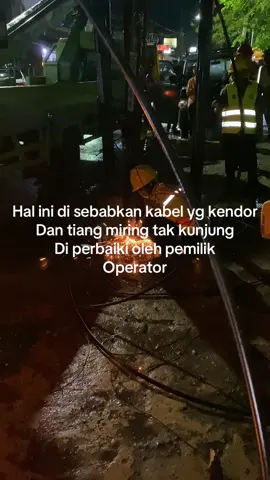 Kabel kendor yg membahayakan masyarakat dan pengguna jalan di jl.panglima denai di eksekusi langsung oleh dinas SDABMBK (PU). #kabel #PU #sdabmbk #medan #rayapbesi #panglimadenai