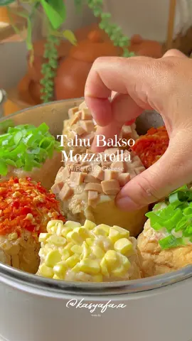 Tahu Bakso Mozzarella  Kenyal, lembut, gurih pokoknya kalo makan ini gak cukup satu 🫶🏻  Bahan: 350gr daging ayam 3 siung bawang putih 1/2 sdt merica bubuk 100gr tepung tapioka 2 butir putih telur 1 sdt penyedap 1/2 sdt garam 1 sdm gula  Es batu secukupnya  Untuk keju mozzarellanya aku pakai dari @perfettocheese.id creamy, stretchy bikin semua makanan makin enak 😍 #fyp #food #foryou  #fyp #foryoupage 
