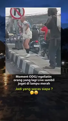 Momen dimana odg liatin orang waras joget dilampu merah sebenernya di dalam video itu yang waras siapa sich? #viral #viralvideo #video #videos #trending 