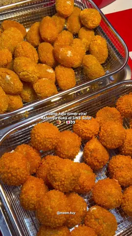 Akhirnyaaa buka di UNS! Gak perlu jauhhh” lagiii. Promo opening sampe Minggu bsok guysss tanggal 28 cuman 15k dapet 6pcs (2 paket) bisa mix. Cepet”an yaah kuota terbatassss gaskann yu anak UNS, ISI dan sekitarnyaaa🍤🍤🍤 #kulinersolo #jajansolo #solo24jam #surakarta #infosolo 