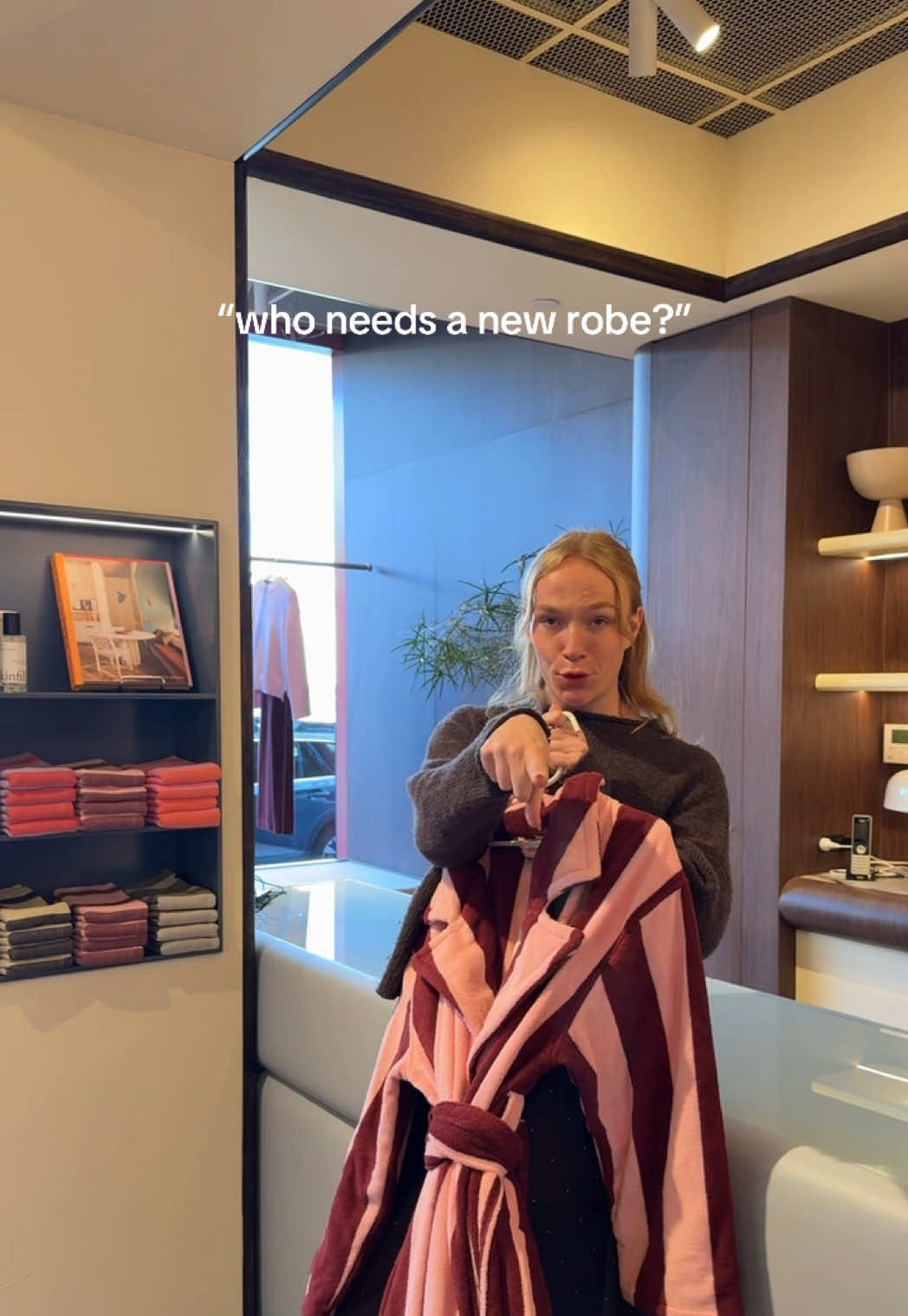 Queen has spoken. 👉🏻😊 #robe #hommeyrobe #rockyroad #retail #shopping 