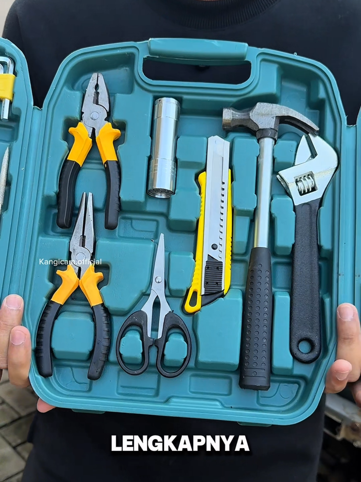 Aduh pak, jangan lagi pinjem - pinjem perkakas ke tetangga deh. Dengan harga segitu aja bapa udah bisa dapetin kotak perkakas lengkap 1 set loh Cek keranjang kuningnya #perkakas #perkakasrumahtangga #perkakas1set