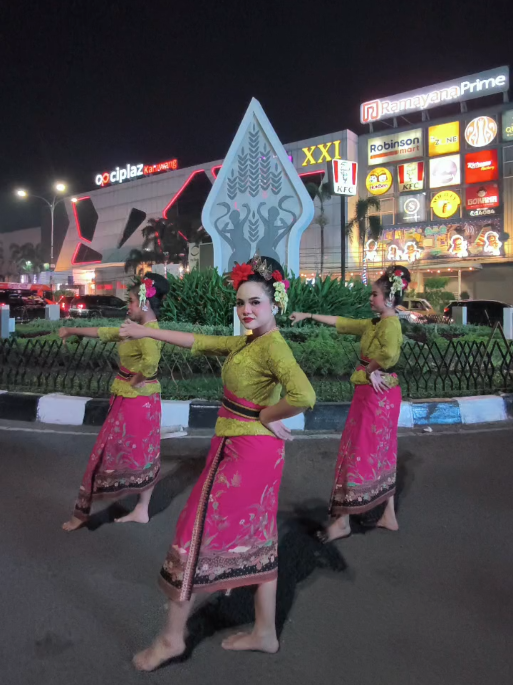 *KARAWANG RAMAYANA FAIR* *MASUK GRAAATIIIISSS* Mulai 30 September siap-siap pecah seru!  - Snack Bag Viral & Booth Hits: Gaga Mie, Kusuka, Cedea Baso Seafood - Fashion Serba 50rb: Kemeja, Baju Anak, Baju Wanita! - Bazar Kuliner: Tradisional sampai Korean Food - Wahana Bermain: Kora-kora, Bianglala & banyak lagi - Atraksi Barongsai - Aneka Lomba & Games Berhadiah - Live Music, Meet & Greet Artis, hingga DJ Perform! 🌟 Semua ada di sini, jangan sampai ketinggalan vibes serunya! 👉 Save the date & ajak squadmu ramein KRF! #KarawangRamayanaFair #KRF2025 #gokar  #fyp #ramayanaciplazkarawang 
