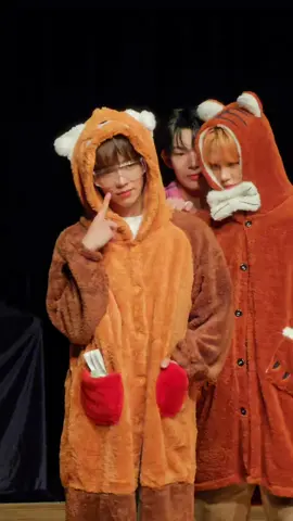 Steven poking jl and hiding behind the qt juwon 🥹 cr: too_w__  #AHOF #JL #STEVENKIM #parkjuwon #stejaywon 