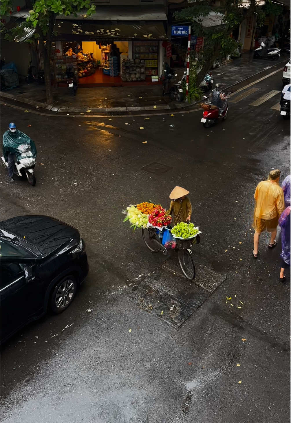 Một sớm mưa mùa thu Hà Nội. #Hanoi #Vietnam #bymochiii 