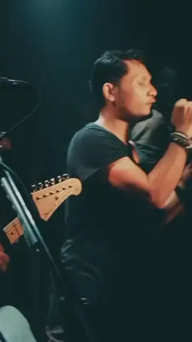 maafkan kata yang 'tlah terucap . . #andraandthebackbone #hitamku #live #fyp #pisces85 
