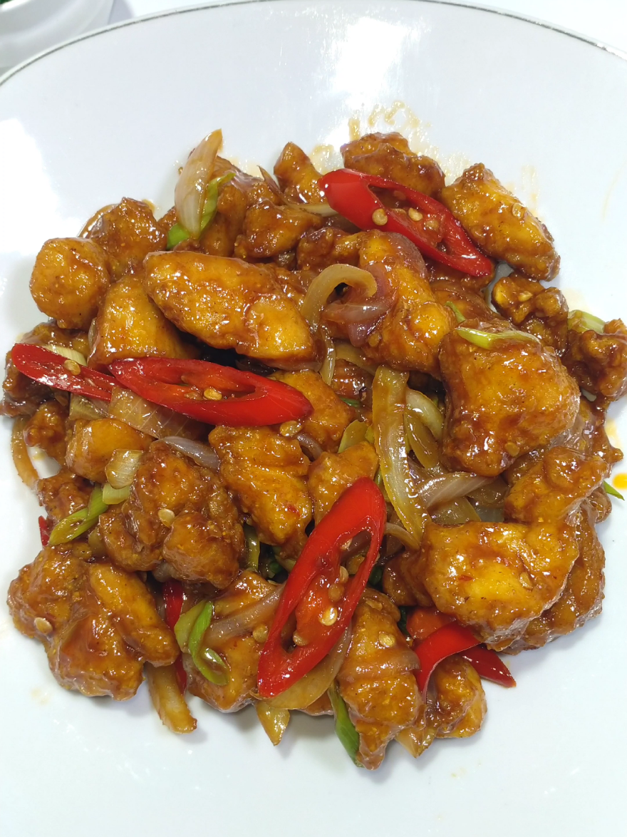 resep simple ayam karaage wajib cobaa 🤤 Bahan 1 -500gr paha ayam(tanpa tulang) -1 saset Desaku Marinasi -2 sdt Desaku bawang putih bubuk -1/2 Ladaku Merica Bubuk -2 sdm tepung meizena -2 sdm air Bahan 2 -tumis bawang bombay -bawang merah -cabai merah -saos tiram -kecap manis -saos smbel -garam -penyedap #ayamkaraage  #resepsatset 