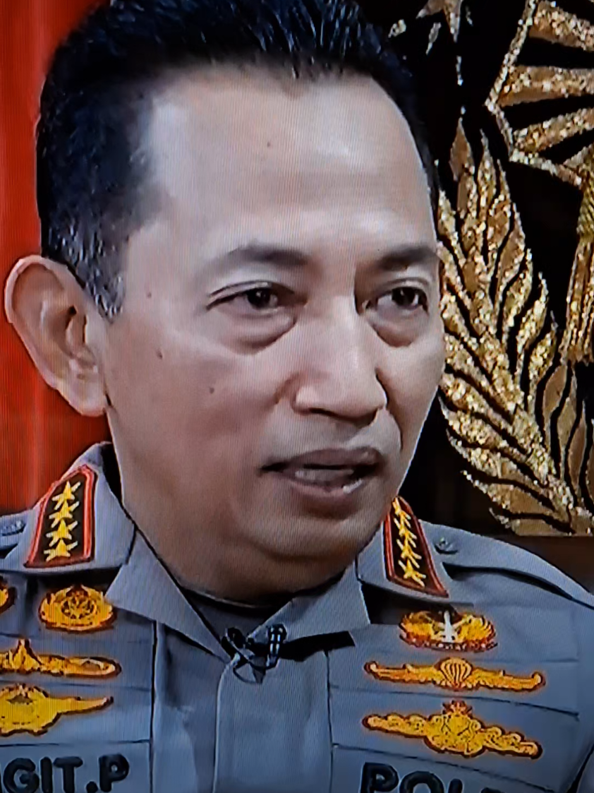 Kapolri Jenderal Polisi Listyo Sigit Prabowo menjelaskan dalam penanganan aksi demo yang berakhir ricuh pada akhir bulan Agustus lalu, pihaknya melaksanakan tugas sesuai kewenangan yang dimiliki. Tujuannya untuk menjaga rasa aman masyarakat karena masyarakat banyak yang merasa khawatir terhadap keamanan diri mereka. Dan dalam menghadapi para perusuh pihaknya memiliki kewenangan menggunakan kekuatan baik itu personel maupun peralatan pengamanan. Demikian juga dengan tindakan sesuai tahapannya mulai dari yang paling ringan seperti negosiasi sampai yang paling berat  seperti penggunaan tongkat, gas air mata, peluru karet dan peluru tajam. Hal tersebut diungkapkan dalam suatu acara wawancara di TV nasional.  #kapolri #listyosigit #aksidemo #demoricuh #fyp 