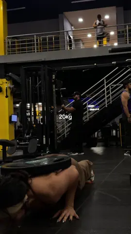 Creen que puedo con más?!  #gym #gymgirl #GymTok #calisthenics #pushups 