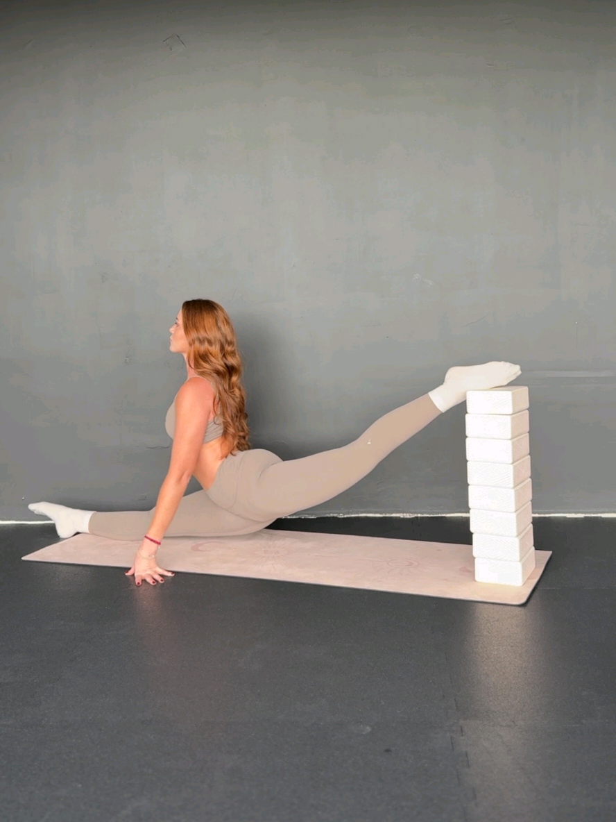 ​Test legginsów Balletcore? ❤️‍🔥 Ten najdelikatniejszy materiał wytrzyma KAŻDY Twój trening – od jogi po HIIT. Połączenie komfortu i wytrzymałości to mistrzostwo! ​ Czy wierzycie w legginsy idealne na wszystko? 🤔 #carpatreeteam #carpatree #streching #leggings #leggingsoftiktok 