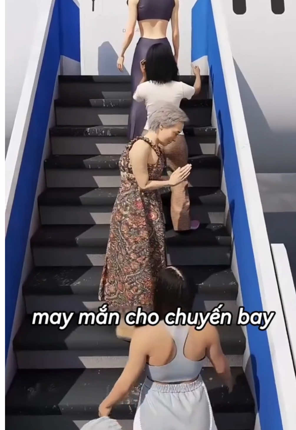 Bà cụ và đồng xu trên máy bay #tiktok #xuhuong #kieutrungkiendigital #mokhoafacebook #facebookbivohieuhoa 