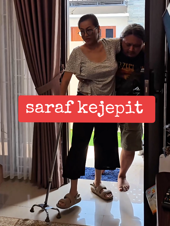 Tujuh belas tahun bukan waktu yang singkat. Selama itu pula, seorang ibu harus menanggung derita sakit saraf kejepit. Hari demi hari, rasa sakit itu semakin menghantam hidupnya, sampai akhirnya ia kehilangan kemampuan untuk berjalan. Hidupnya berubah—aktivitas sederhana yang dulu mudah, kini hanya bisa ia lihat dari kejauhan. Harapan seakan pudar, langkah-langkahnya terhenti dalam sepi. Namun, di tengah keputusasaan itu, hadir sebuah cahaya. Dengan penuh kesabaran, ia menjalani terapi bersama Koh Arya. Hari-hari yang penuh doa dan usaha akhirnya membuahkan keajaiban. Perlahan, rasa lumpuh yang membelenggunya mulai terlepas. Hingga tiba hari itu—hari ketika ia kembali bisa melangkah, meneteskan air mata bahagia setelah sekian lama hanya bisa berbaring. Tujuh belas tahun dalam penderitaan, kini terbayar dengan satu langkah yang penuh harapan. Sebuah keajaiban yang membuktikan bahwa tidak ada yang mustahil, selama masih ada doa, ikhtiar, dan tangan-tangan yang tulus membantu. Koh Arya Therapy 📍 Jl.Candi Prambanan Tengah V no.8b,kota semarang, jawa tengah Reservasi : WA 082210101137 Senin - jumat  jam 09.00 - 15.00 WIB Sabtu jam 09.00 - 12.00 WIB #unclezachmethode #centau  #semarang #plantarfascitis  #sarafkejepit                