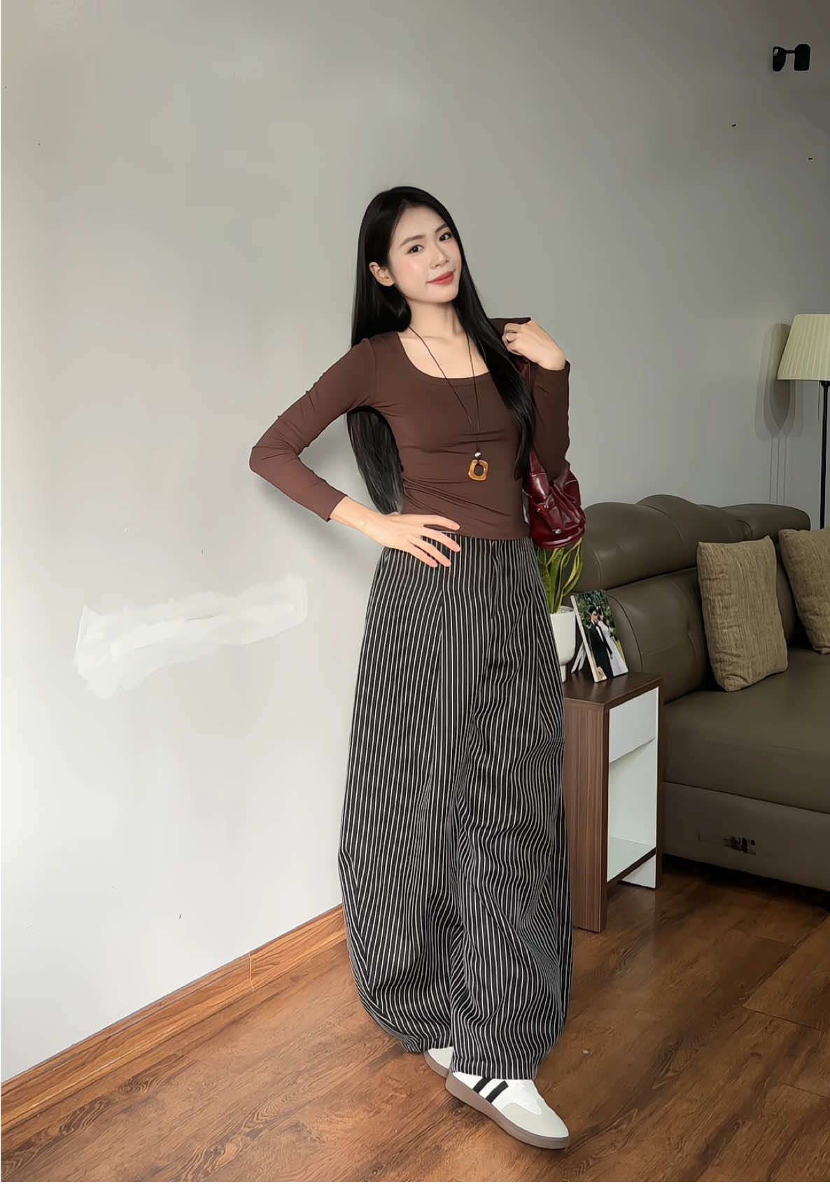 Outfit mùa thu đơn giản mà vẫn chất ạaa #hongrangngoireview #hongrangngoi #aothunnu #aothunnudaitay #quanparachute 