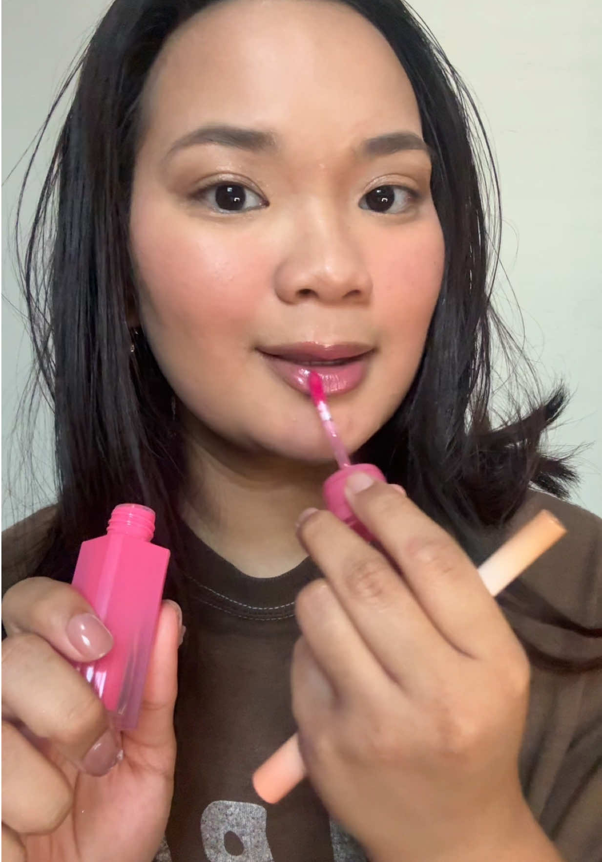 meet the multitasker your makeup bag was missing~ there’s so many possibilities I can make with this dual liner from @2aN Official because the shades are so versatile and flattering! Products used • Dual-liner 01 Honey Peach 🍑  • Glaze Bouncing Tint 06 Berry Shower 💖 YesStyle Code: JXNL100 #2an #makeup #liptint #kbeauty #YSCheekyKiss