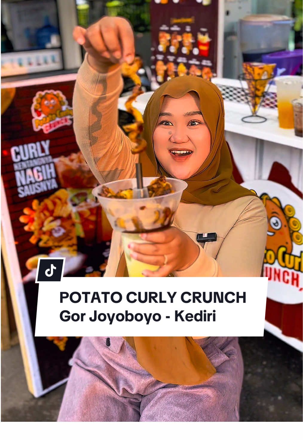 Ternyata ini to cah kentang curly viral ala2 mall2 yg dijual dgn harga kaki lima? Gasin sih! Sensasinya dapet banget. Nggak hanya kentang curly aja, kalian juga bisa order sekalian sama minumannya. Asli, semua minuman di @Potato Curly Crunch suweger suweger 😭 📍Potato Curly Crunch Kediri (Depan Kelurahan Banjarmlati - Gor Joyoboyo - Mojoroto- Kota Kediri) 🕰️ Selasa - Minggu (08.00 - 22.00 WIB) #potatocurlycrunch #kedirikuliner #kulinerkediri #kulinerkediriraya #kedirihits 
