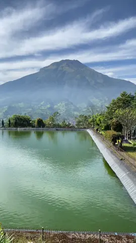 gunung sumbing keren juga dilihat dari embung kledung ⛰️  #gunungsumbing #embungkledung #temanggung24jam #pesonaindonesia #explorer 