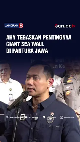 Menteri Koordinator Bidang Infrastruktur dan Pembangunan Kewilayahan, Agus Harimurti Yudhoyono (AHY), menegaskan urgensi pembangunan tanggul laut raksasa atau Giant Sea Wall di Pantai Utara Jawa. AHY menyatakan bahwa apa yang disampaikan Presiden Prabowo dalam forum Sidang Umum Perserikatan Bangsa-Bangsa (PBB) bukanlah wacana semata, melainkan kondisi nyata yang sedang terjadi. Menteri Koordinator Bidang Infrastruktur dan Pembangunan Kewilayahan, Agus Harimurti Yudhoyono, menanggapi pidato Presiden Prabowo Subianto di forum Perserikatan Bangsa-Bangsa atau PBB tentang pentingnya pembangunan tanggul laut raksasa atau Giant Sea Wall. AHY menyampaikan, kawasan Pantai Utara Jawa atau Pantura, yang membentang sepanjang sekitar 700 kilometer dan melintasi lima provinsi, saat ini menghadapi ancaman serius berupa penurunan muka tanah dan banjir rob yang semakin sering terjadi. Ia menegaskan urgensi pembangunan Giant Sea Wall di kawasan Pantura Jawa sebagai langkah untuk melindungi masyarakat pesisir yang rentan terdampak. Hal ini disampaikan AHY usai meresmikan Travoy Hub di Stasiun LRT Taman Mini, Jakarta, Kamis kemarin. AHY menambahkan, konsep pembangunan Giant Sea Wall akan disempurnakan dengan mengintegrasikan solusi alami atau nature-based solutions, seperti rehabilitasi mangrove, serta pengembangan kawasan berbasis Transit Oriented Development (TOD) untuk hunian, bisnis, dan sentra produktif lainnya. Caption | Admin: Raihana #Laporan8 #AHY #GiantSeaWall #Pantura #BanjirRob #PresidenPrabowo #PBB #InfrastrukturNasional #GarudaTV