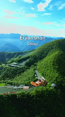 ERJIANSHAN⛰️📸 Pemandangan kebun teh dengan kebun bambu disamping kanan kiri 😍 📍Meishan chiayi #erjianshantrail #chiayi_taiwan #dji #xbcyza #fyp 