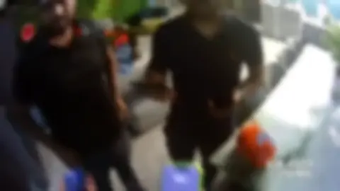 LONG VIDEO: GrabFood customers trying to pay by card for their order when they opted cash payment. Watch till the end. 📷 yx4896
