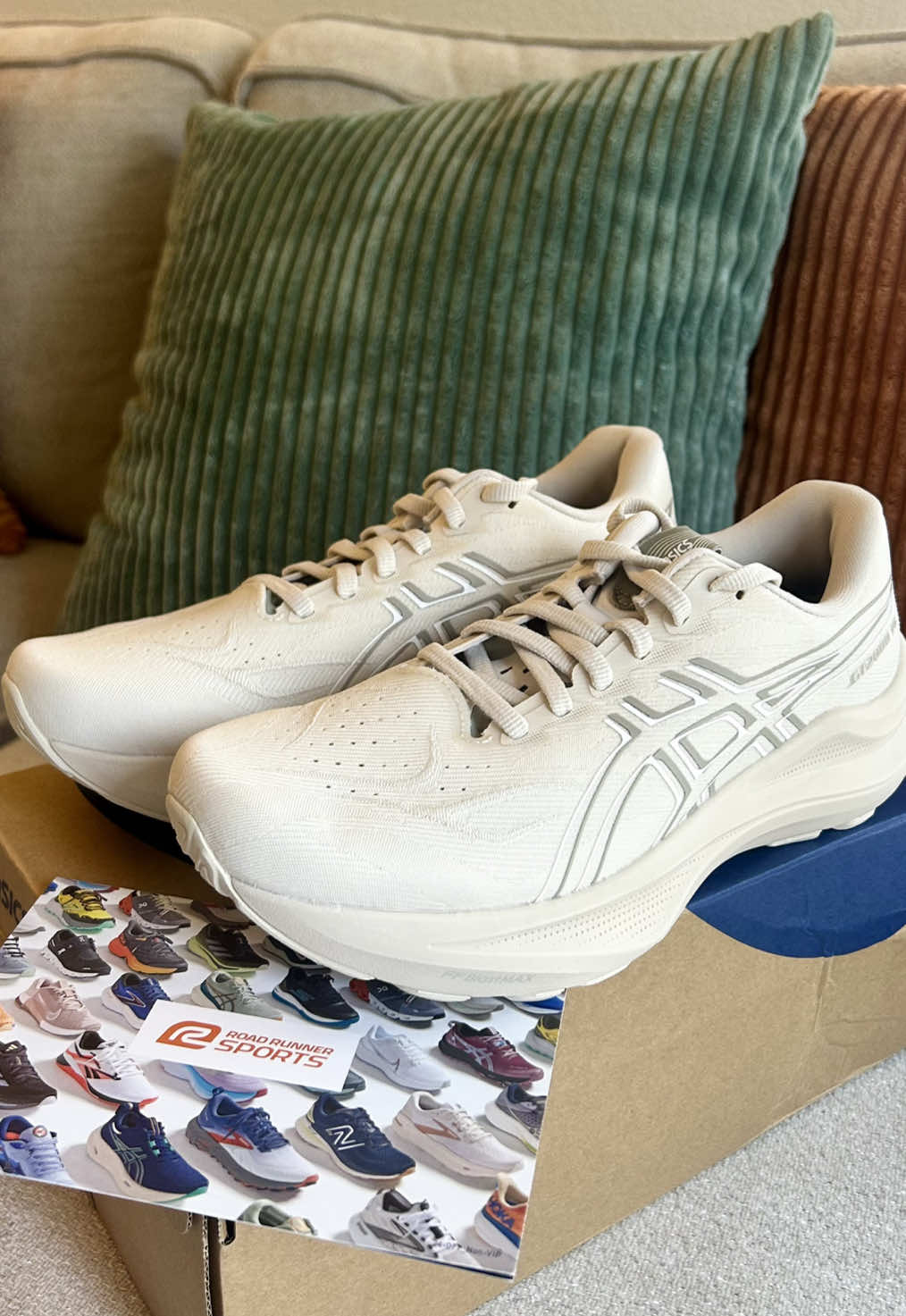Don’t worry, my half marathon isn’t until November so I have time to break them in! Also, for my runners, what are your fave socks? I keep getting blisters🥲  👟ASICS GT-2000 14 @ASICS @roadrunnersports  #runtok #halfmarathon #training #unboxing #shoes