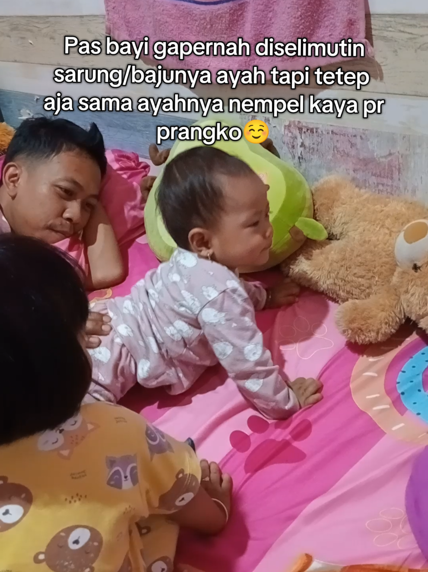 Didaerah kalian sama juga gaa pas bayi newborn diselimutun sarung/baju ayah biar lulut atau kemantil² (manut/nurut) sama ayahnya 😂😂 #fyp #parenting #tradisinenekmoyang #toddler #fyppppppppppppppppppppppp 