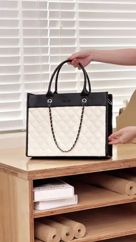 GANI Bag được thiết kế một cách tỉ mỉ, chỉn chu đến từng chi tiết nhỏ nhất từ tay những người thợ lành nghề của nhà GILAN. Bởi vậy, chúng mình rất tự tin về một sản phẩm đẹp - bền - chất mang đến cho các nàng trải nghiệm các nàng ạ. #GILAN #túixáchnữ #OOTD 