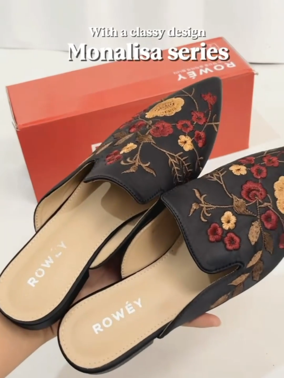 Rowey Mules dengan desain stylish & elegan, bikin setiap langkahmu tetap nyaman dan kece seharian. #Rowey#RoweyShoes#SepatuRowey#Sepatu#Shoes#SepatuWanita#SepatuKorea#SepatuCewek#Flatshoes#SepatuFlat#SepatuMules#Mules#FlatshoesWanita#SepatuKekinian#Shopmaster#fashion#OOTD#Sepatu2025 