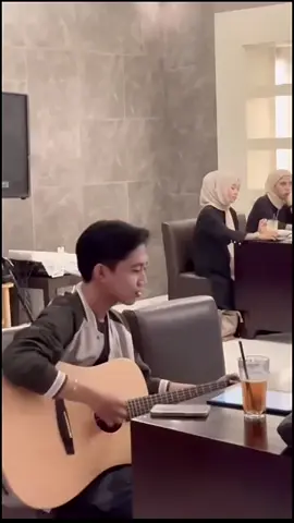 Nyanyiin cewek cantik yang dibelakang ujung nya baper😂  @santisaniah @zainiyah1995
