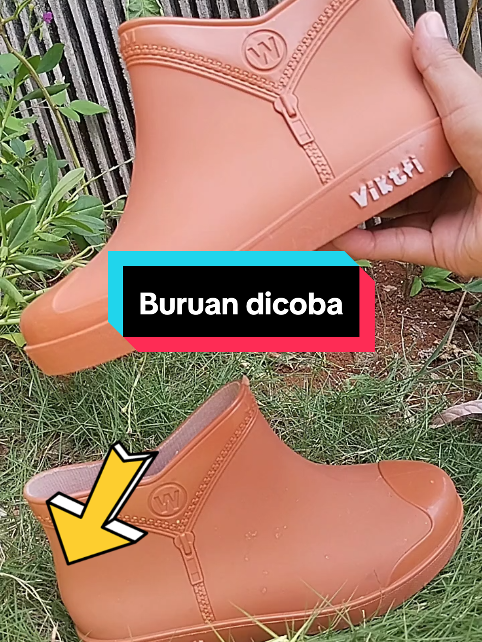 Pake sepatu boot ini kaki jadi aman🤗🤩 #sepatubootwanita #sepatukaret #sepatuantiair 