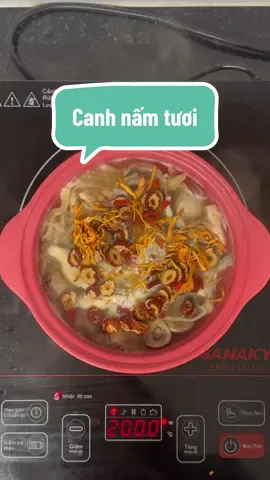 Bát canh này rất giàu Protein, các bác ngày nào mệt thì nên ăn canh nấm. Chị em muốn kiểm soát cân nặng thì cũng nên ăn nấm thường xuyên trong thực đơn vì nấm nhiều protein, ko gây đói, no lâu, nấu nhu cách em bày ăn rất ngon nữa. Thường thì tối e ăn một bát canh nấm là no, không cần ăn gì thêm nữa. Các bác tham khảo nhé 