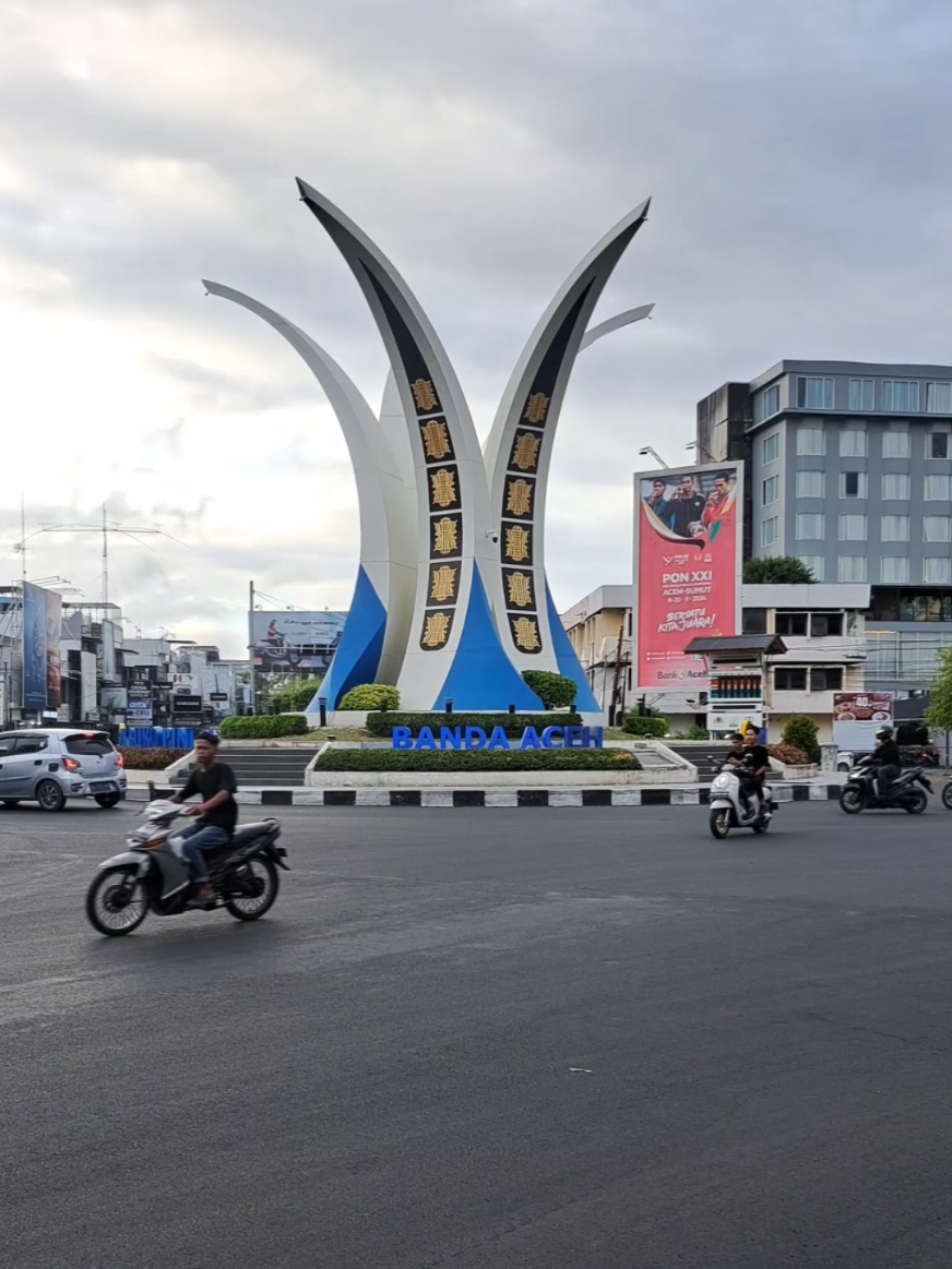 Suasana Sore Tugu Simpang Lima Kota Banda Aceh #fyp #aceh #acehviral #simpanglima #berandatiktok 