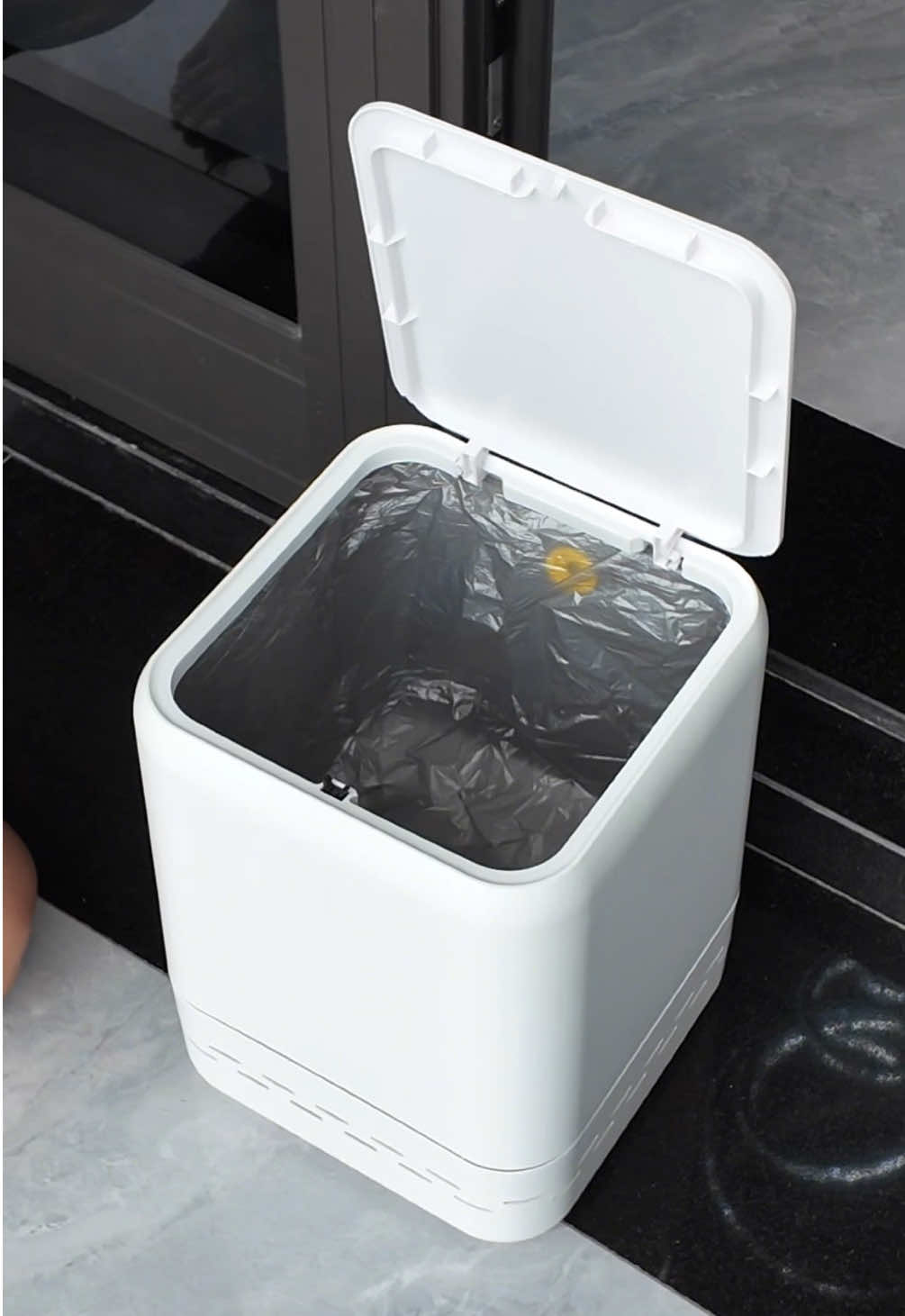 Thùng rác tự căng túi của nhà Deli rất tiện lợi, thiết kế đẹp , sang trọng phù hợp cho mọi không gian phòng , mở nắp bằng 1 nút nhấn #thungractucang #thungrac #deli 