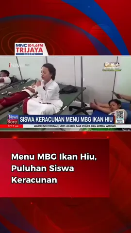 Kasus Keracunan Makan Bergizi Gratis (MBG) di Kabupaten Ketapang, Kalimantan Barat menyebabkan 25 siswa menjadi korban. Para siswa mengaku mengalami gelaja mual, muntah dan nyeri perut setelah mengonsumsi menu ikan hiu goreng dan diduga menjadi penyebab keracunan makanan.   Kepala SDN 12 Benua Kayong, Dewi Hardina Febriani membenarkan bahwa sebagian siswa yang mengalami gejala serupa usai mengonsumsi menu MBG. Kepala Regional MBG Kalimatan Barat Agus Kurniawi mengakui adanya kelalaian serius dalam penyajian MBG, sehingga dapur penyedia MBG akan dihentikan sementara operasionalnya. Sampel ikan hiu goreng telah dikirim ke Badan Pengawas Obat dan Makanan (BPOM) Kalimantan Barat untuk uji laboratorium. Pemerintah berjanji akan memperketat pengawasan operasional dapur penyedia MBG. #KeracunanMBG #Ketapang #KalimantanBarat #TRijayaFM