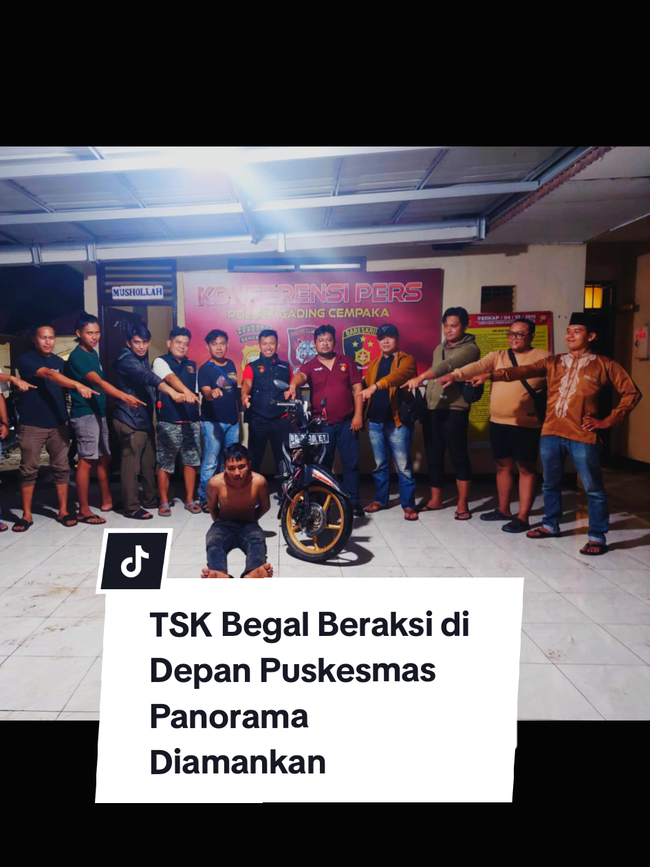 Begal, Dengan Korban Penjual Siomay di Panorama Kota Bengkulu Diringkus Polisi !!! Peristiwa itu terjadi pada Selasa (12/8/2025) malam sekitar pukul 22.30 WIB di Jalan Jeruk, Lingkar Timur, Singaran Pati, Kota Bengkulu. Korban diketahui bernama  Deni Supriadi (37) merupakan Penjual Siomay, warga Perum Griya Baru Paros Indah Blok E 22, Desa Simajaya, Kecamatan Tarogong Kaler, Kabupaten Garut, Jawa Barat. Saat kejadian, korban dihampiri dua orang pelaku yang menggunakan sepeda motor. Korban mengalami tindak kek3r4san pakai sajam hingga m3nderit4 dan harus mendapatkan perawatan medis di RS M. Yunus Bengkulu. Setelah itu, tas korban berisi dompet, identitas, serta uang tunai sekitar Rp1,35 juta turut dibawa kabur oleh pelaku. Berdasarkan laporan polisi, tim gabungan bergerak cepat melakukan penyelidikan. Dari keterangan saksi hingga rekaman CCTV, polisi akhirnya mengantongi identitas salah satu terduga. Pada Jumat (26/9/2025) dini hari sekitar pukul 01.20 WIB, petugas berhasil menangkap pelaku berinisial A.S. (19) di kawasan Jalan Hibrida 12, Kota Bengkulu. Polisi juga mengamankan barang bukti berupa satu unit sepeda motor Honda Revo warna hitam yang diduga digunakan pelaku saat melancarkan aksinya. #begal #sajam #opsnal #polsekgadingcempaka #macangading 