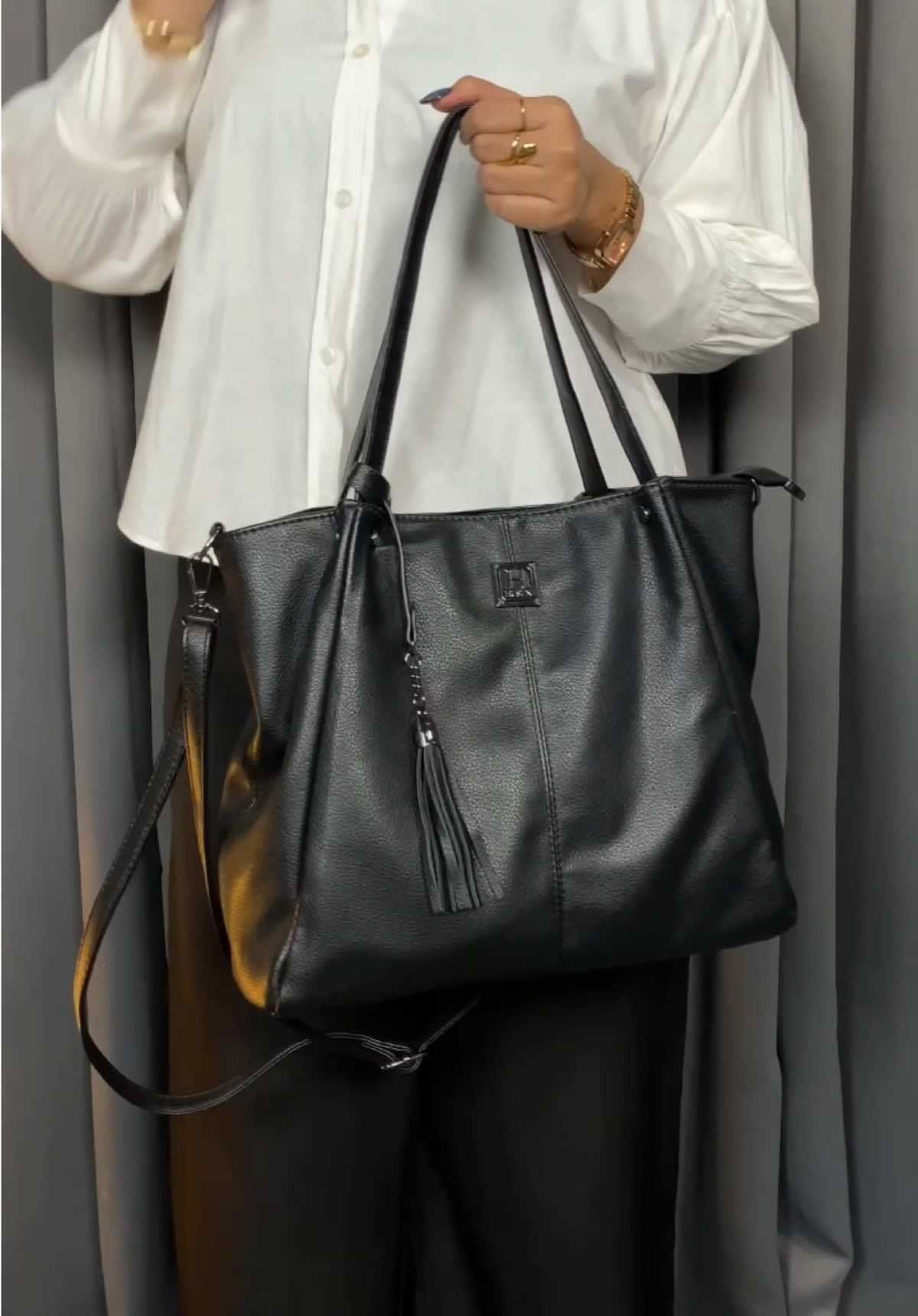 Upgrade your look with a bag that tells your story 🥰  #taswanita #totebag #husen 