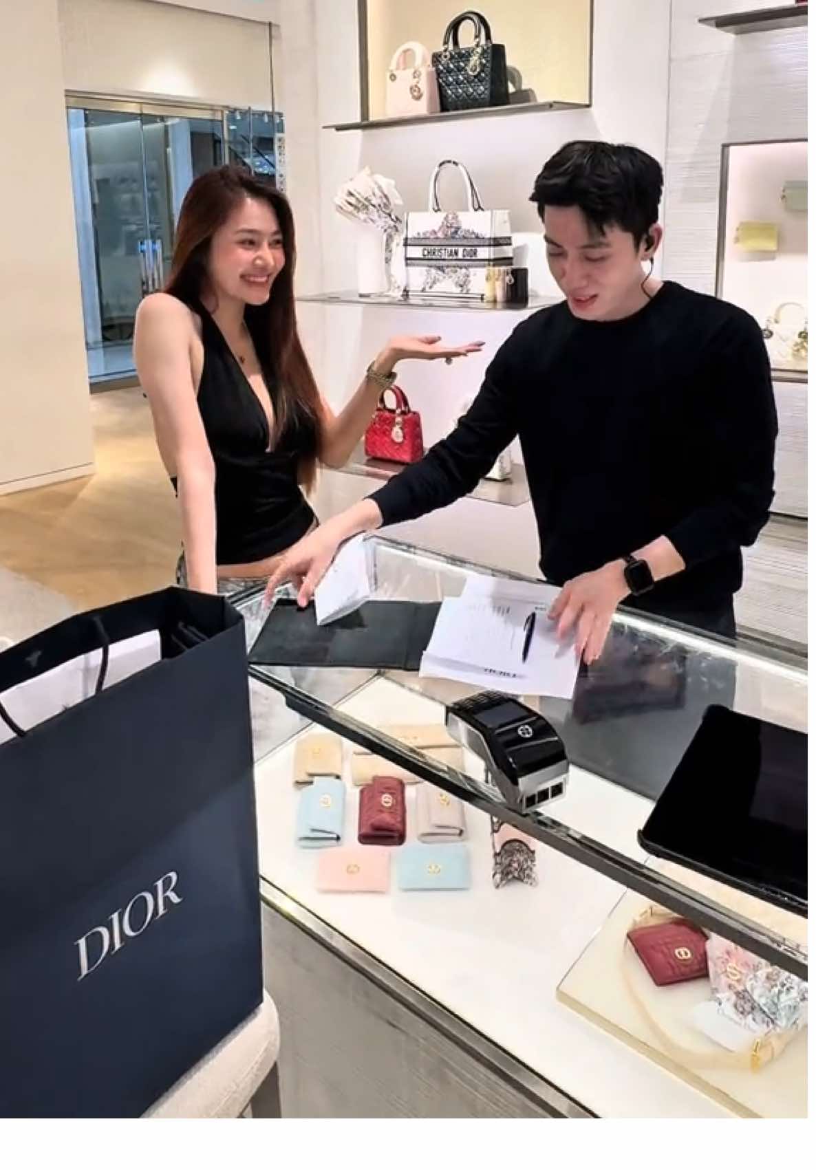 Em bé xinh iu lại đi mua gì nữa đó  ^^ Dạo này ốm quá rồi 😅 #linhchi 