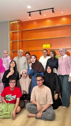 Alhamdulillah…  gak nyangka seantusias ini pembeli tas brand Lokal SS😍 launching sederhana Di ruang kamar kecil..  tidak ada acara launching mewah,mewah, belum ada Campaign,belum ada BA, tapi kalian sudah membuat Tas SS SOLD OUT seketika…  semoga Usaha Baru ini membawa keberkahan Untuk kita semua ya..  keuntungan Launching tas SS semua aku sedekah kan dan sebagian Kak shells bagi2 lagi Untuk modal usaha kalian ya syg…   #masyaallahtabarakallah