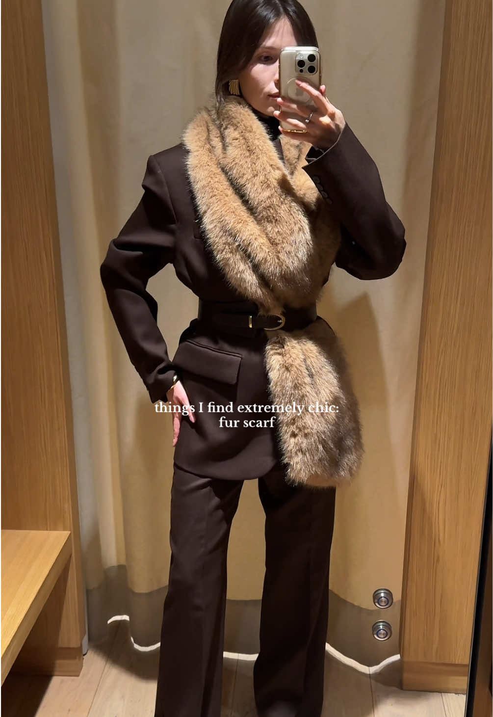 I’m obsessed with this faux fur scarf trend @Mango new collection #mangocollection #mangooutfits #mango #fauxfur #mangoblazer 