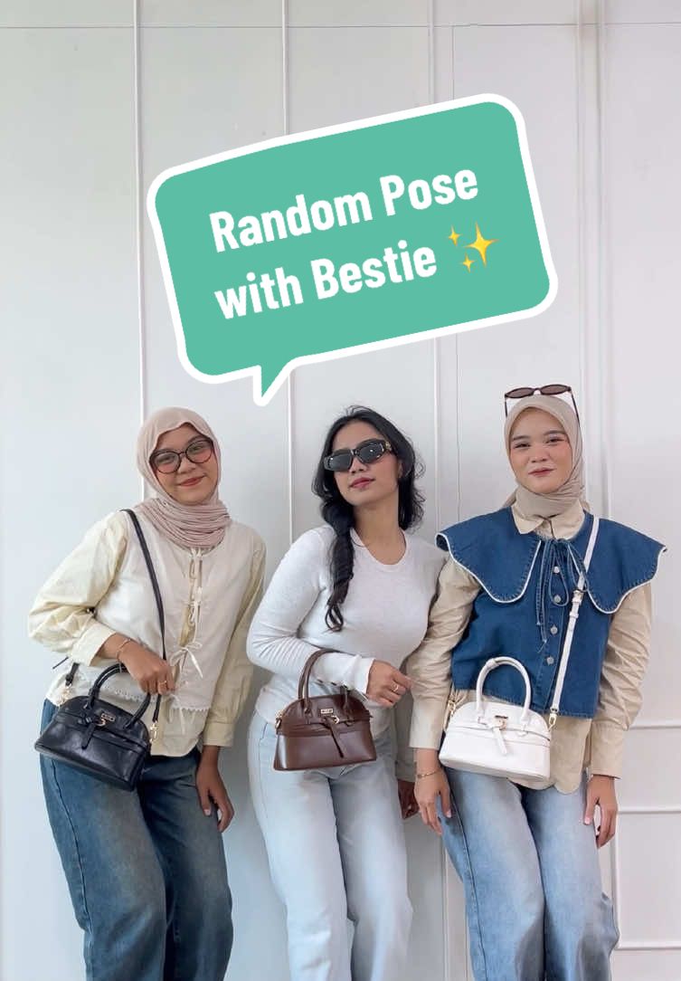 Pose random bareng bestie? ✅ Tetap auto stylish dong kalo ada Muici Handbag di genggaman. Chic, playful, and so us!  #Enjiid #BanggaPakeEnji #TasWanita #TasKorea 