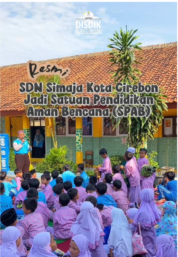 SDN Simaja Resmi Jadi Satuan Pendidikan Aman Bencana (SPAB) SDN Simaja Kota Cirebon resmi ditetapkan sebagai Satuan Pendidikan Aman Bencana (SPAB) setelah menyelesaikan serangkaian simulasi kebencanaan. Kegiatan ini bertujuan membentuk kesiapsiagaan seluruh warga sekolah dalam menghadapi bencana dan menanamkan budaya keselamatan sejak dini. Sebagai penutup, dilaksanakan simulasi penanganan banjir yang dihadiri oleh Kepala Dinas Pendidikan Kota Cirebon, Ibu Kadini, S.Sos. Dalam sambutannya, beliau mengimbau siswa untuk serius mengikuti kegiatan agar siap menghadapi bencana. Di akhir kegiatan, SDN Simaja secara resmi menerima Surat Keterangan SPAB, menandai komitmen sekolah dalam menciptakan lingkungan belajar yang aman dan tangguh bencana. #DinasPendidikanCirebon #SPABKotaCirebon #SDNSimajaKotaCirebon #sedulurdisdikkotacirebon 